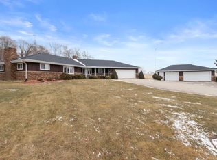 N1606 Reedsville Dr, Lake Geneva, WI 53147