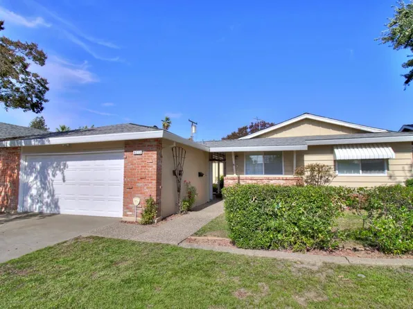 8213 Lake Forest Dr, Sacramento, CA 95826