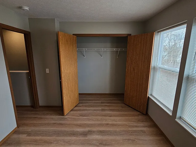 102 Benton St N — Photo 11