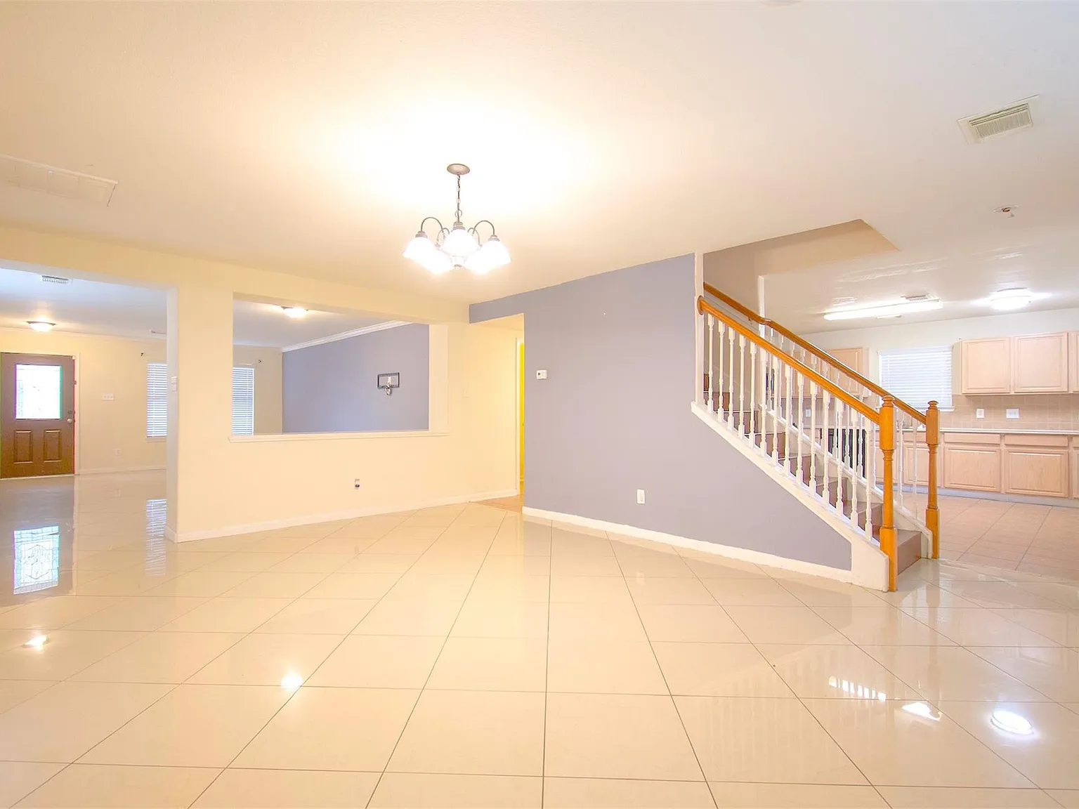 4 bed, 2.5 bath, 2692 sqft, $2,000 — Photo 2