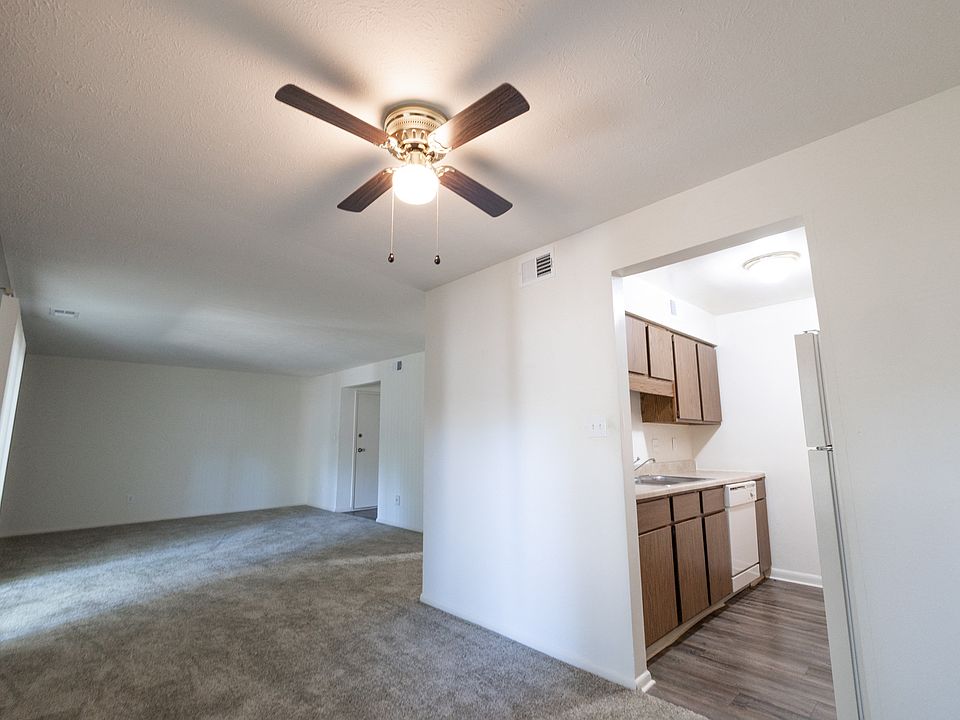 2 Bedroom Floorplan at Woodlake Apartments