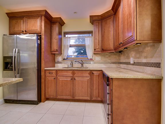 4th image of 125 Halsey Ave