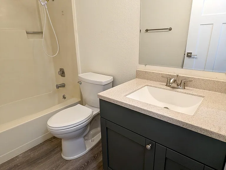 215 SW Kalmia St #D — Photo 20