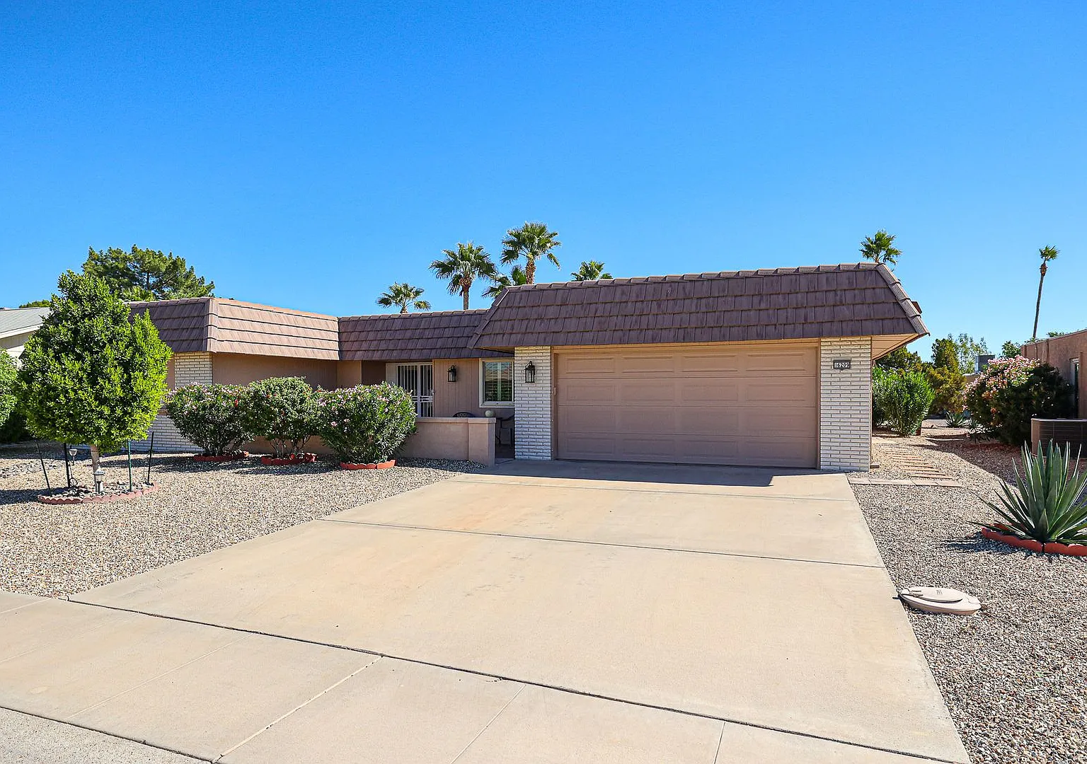 Large 2 Bedroom 55+ in Sun City — Photo 2