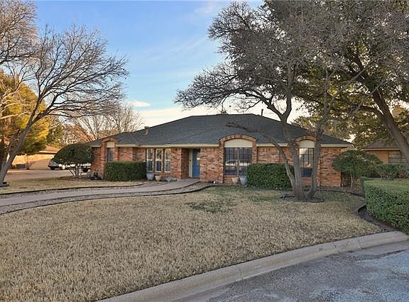 2nd image of 2502 Woodlake Dr