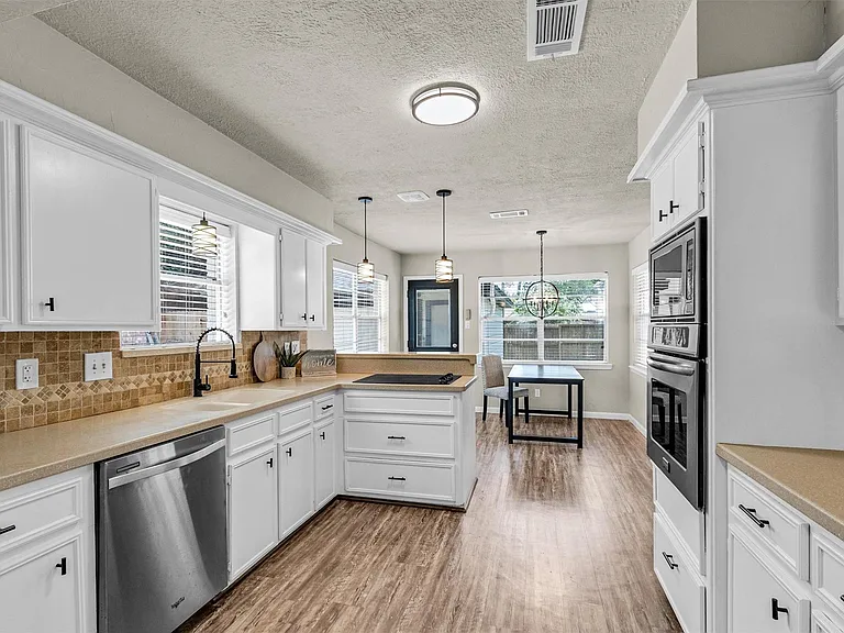 7911 Heathrow Ln — Photo 8