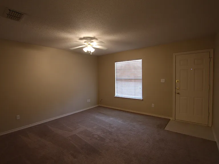 16052-16054 Echo Glen Dr — Photo 3