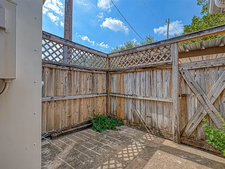 1911 Sherwood Forest St #9 — Photo 24