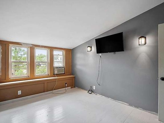 4th image of 323 Park Ave