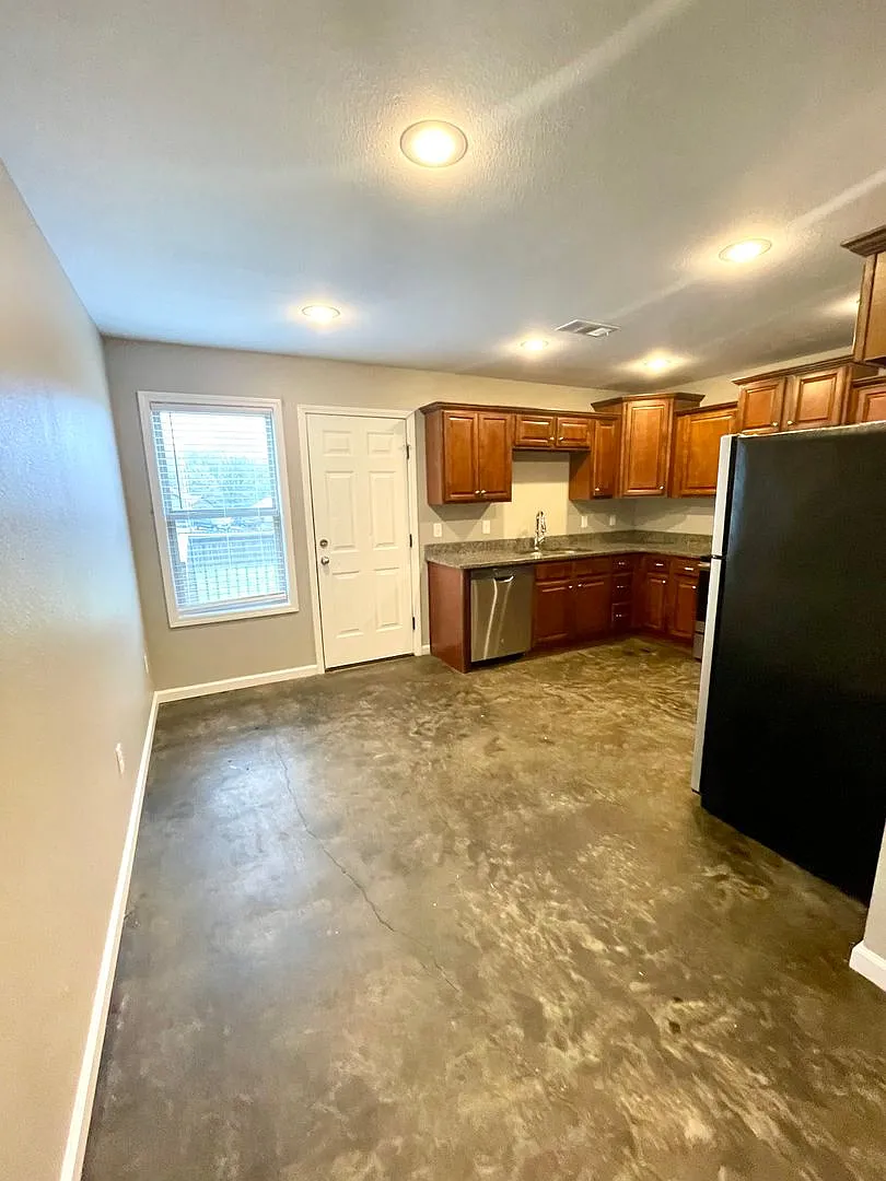3 Bedroom / 2 Bath In Pocahontas Available Now! — Photo 4