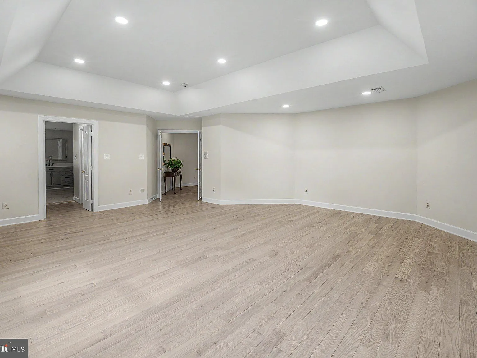 6 bed, 5.0 bath, 5455 sqft, $6,300 — Photo 4