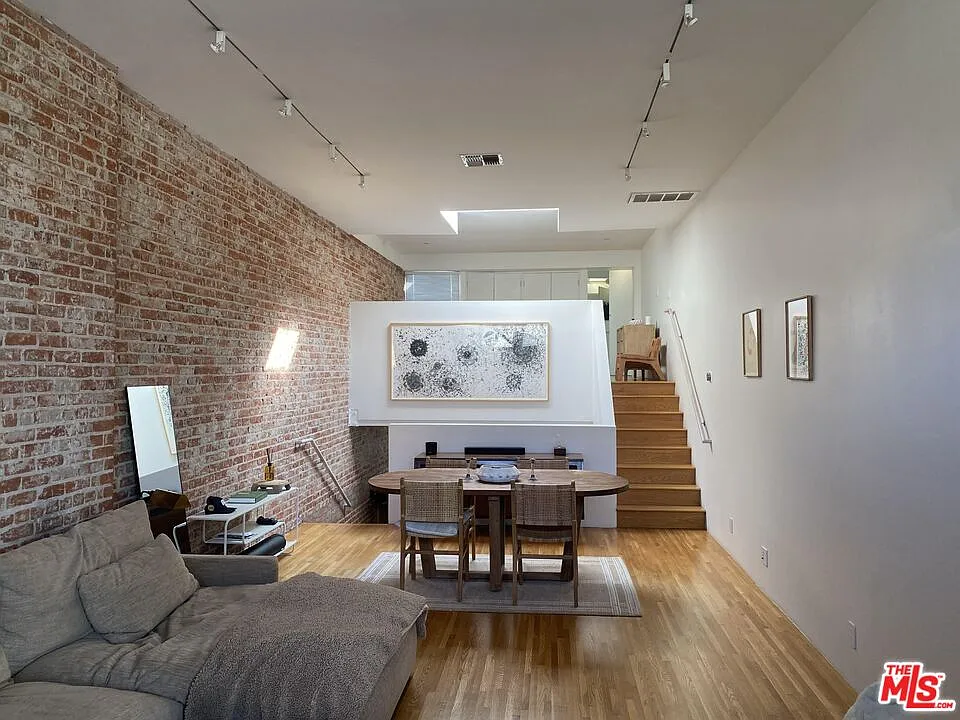 1 bed, 1.0 bath, 1057 sqft, $4,950 — Photo 2