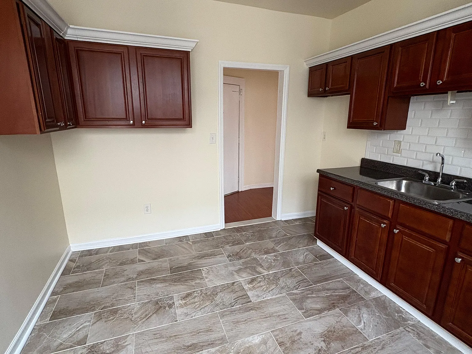 2 bed, 800 sqft, $2,200 — Photo 3