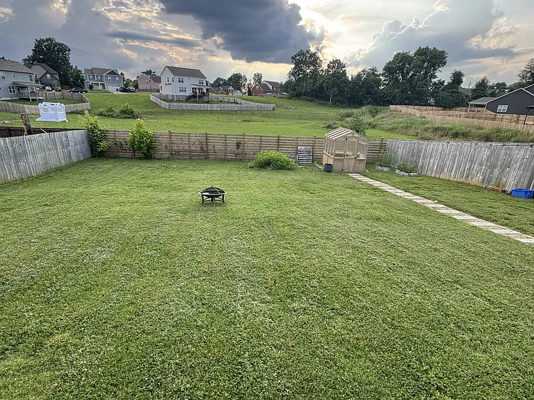 1360 Harmon Ln — Photo 27