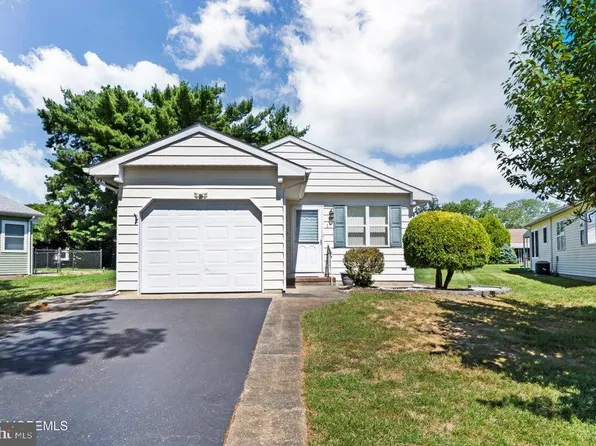 17 La Casta Ct, Toms River, NJ 08757