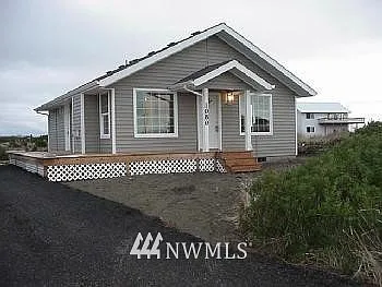 1080 Greenview photo 1