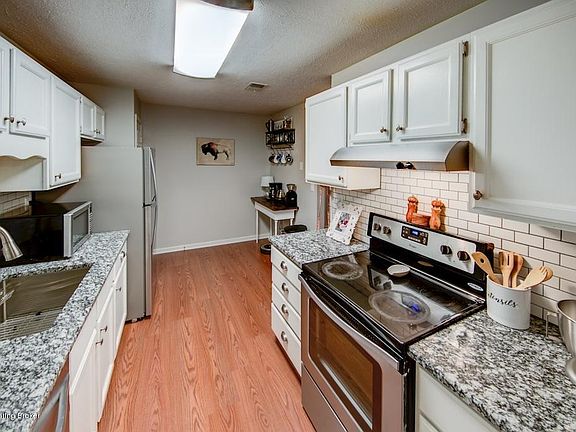 4th image of 1410 Donard Park Ave