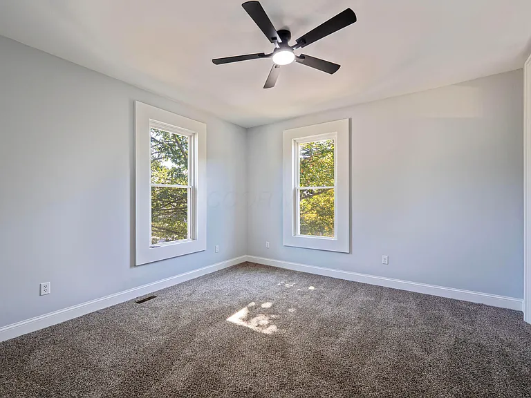 150 N Oak St — Photo 37