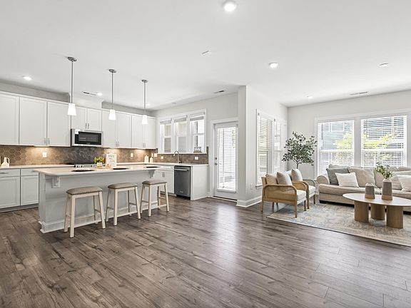 3rd image of 709 Toulouse Ct
