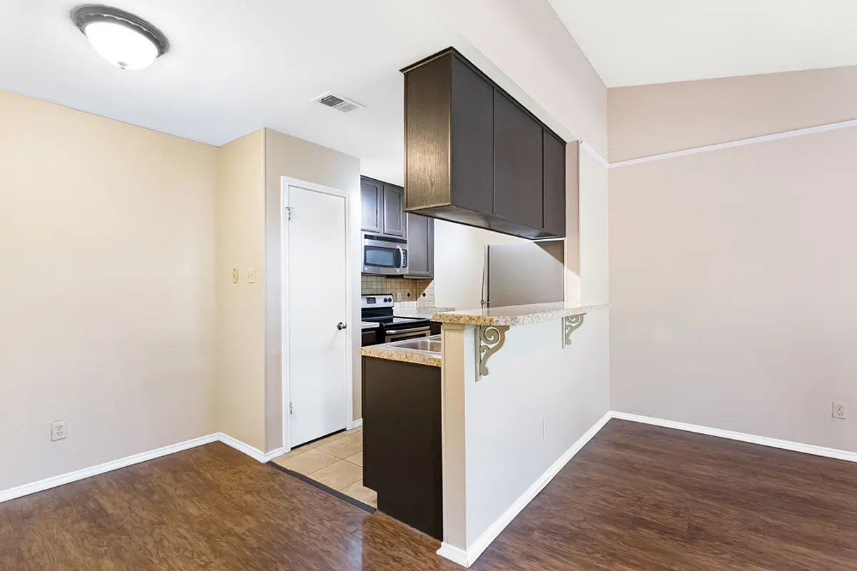 Building Photo - 4803 Hamilton Wolfe Rd #916