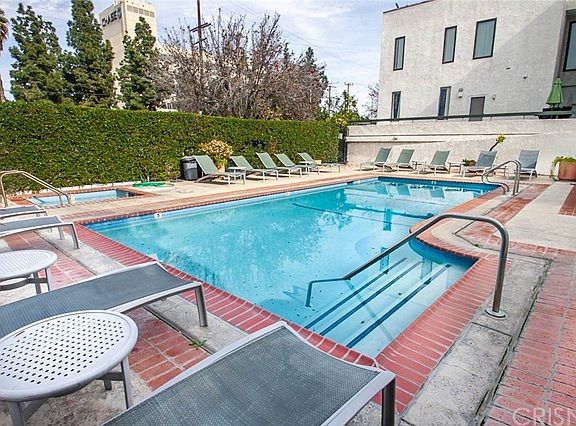 3rd image of 10861 Moorpark St Unit 205
