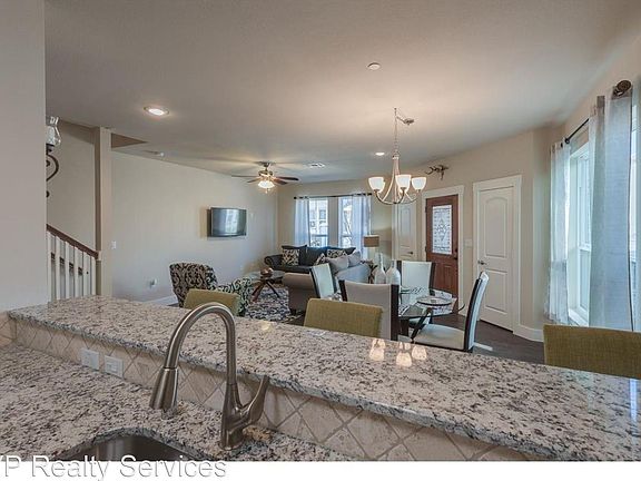 4th image of 215 Belleville Dr