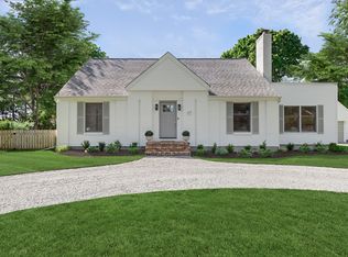 37 School St, Westhampton, NY 11978