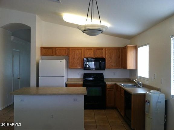 Spacious Kitchen w Eat-in & Brkfst Bar