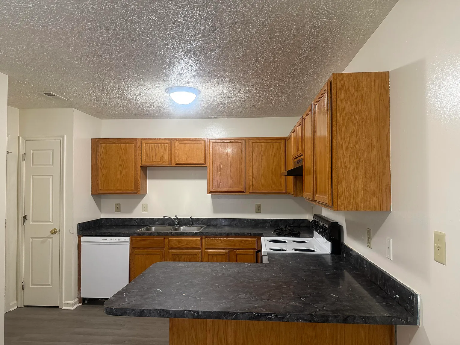 3 bed, 2.0 bath, 1207 sqft, $1,895 — Photo 3