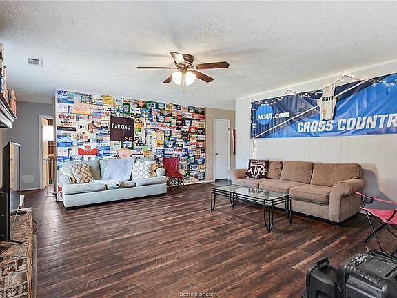 3rd image of 1220 Merry Oaks Dr