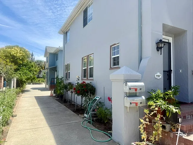 712 Prospect Row — Photo 2