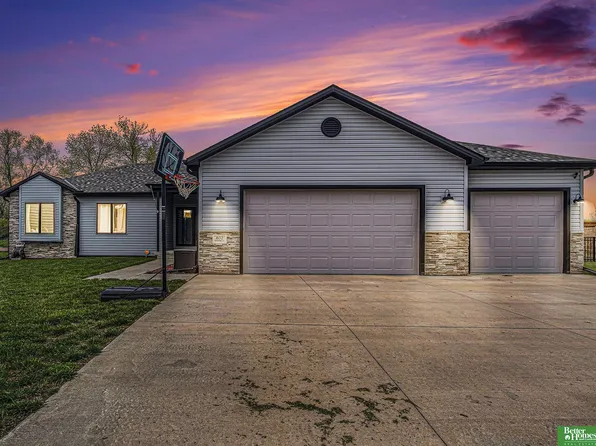 802 Westridge Cir, Louisville, NE 68037