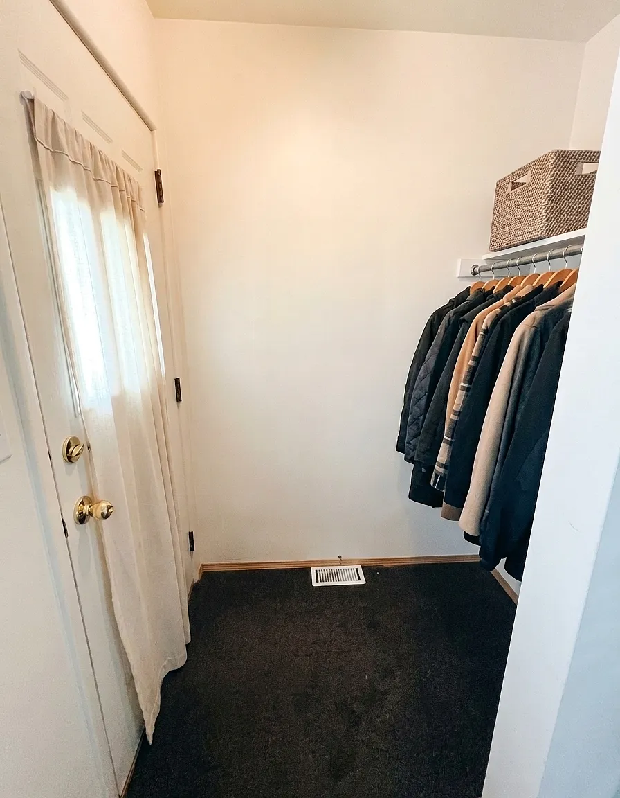 Charming 3 Bed Main Floor | 1 Bath | Convenient SE Location! — Photo 2