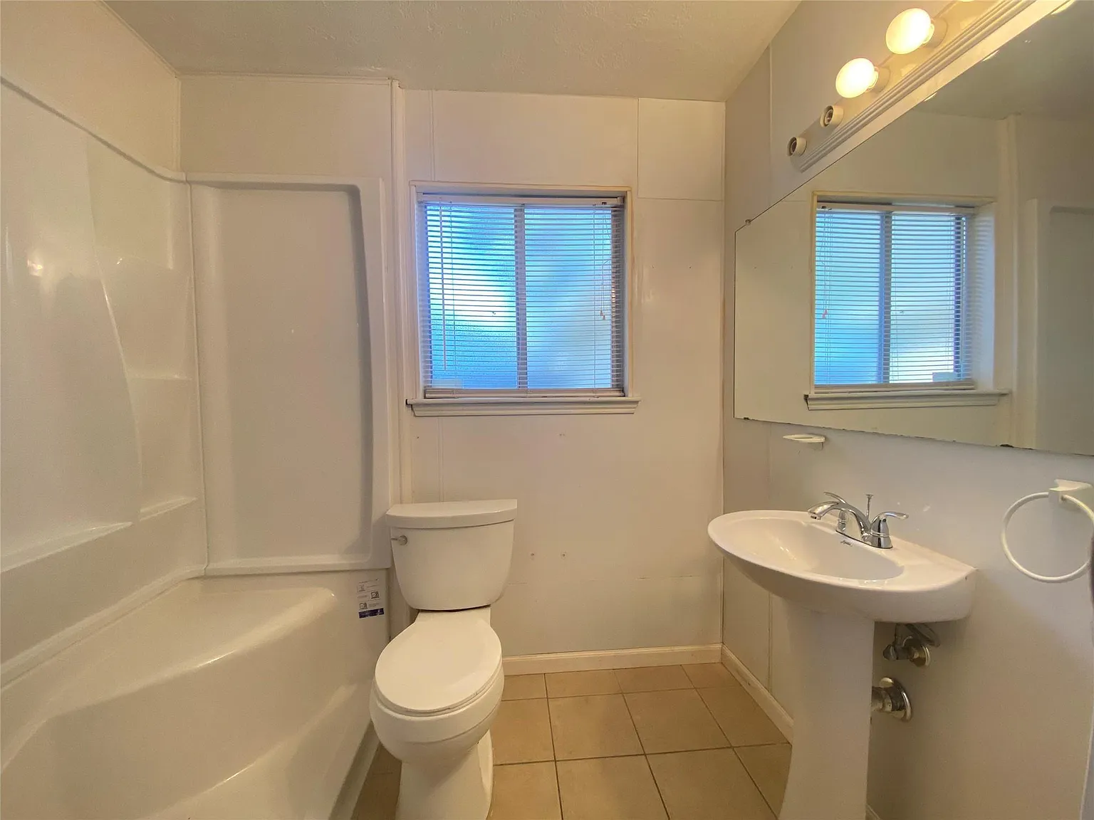 3 bed, 2.0 bath, 1640 sqft, $1,875 — Photo 2