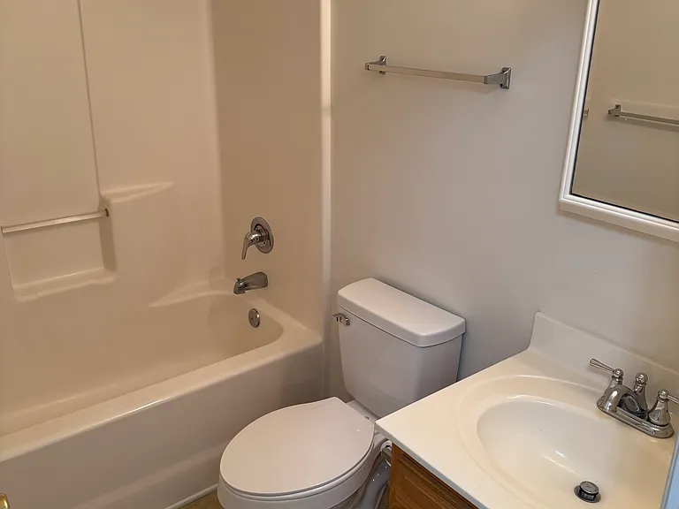 Hall bath, 2nd floor