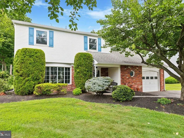 15 Penn Cir, Holland, PA 18966