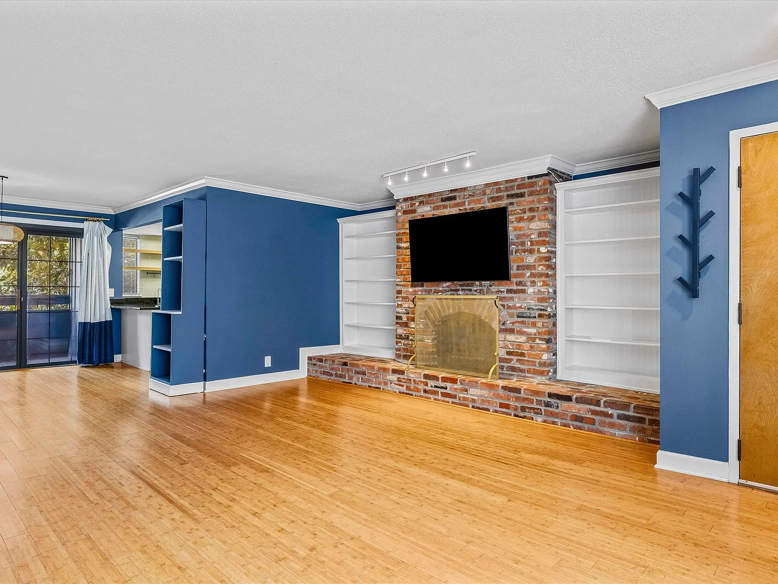 2 bed, 1250 sqft, $1,800 — Photo 3