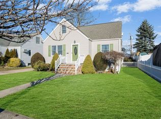 212 Lido Pkwy, Lindenhurst, NY 11757