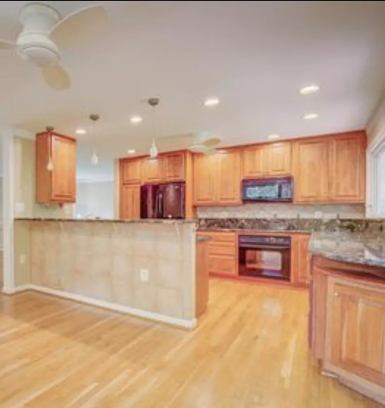 4 bed, 3729 sqft, $4,900 — Photo 2