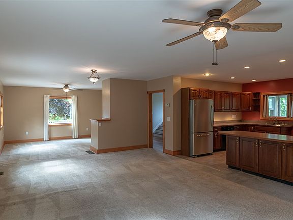 3rd image of 820 Michigan St