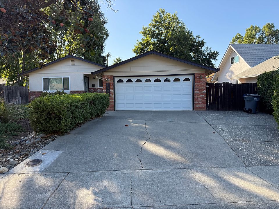 1st image of 1803 Magnolia Pl