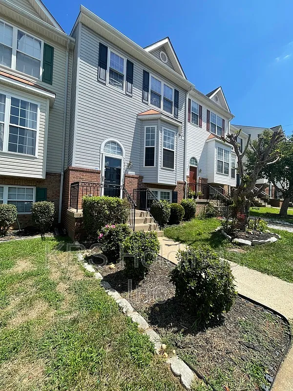 4 bed, 3.5 bath, 1900 sqft, $2,500 — Photo 1