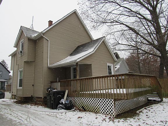 4th image of 135 Charles St