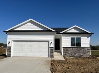 2916 Bluebell Ln, Pella, IA 50219