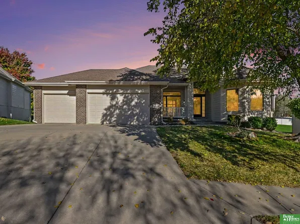 4606 Crestview Dr, Papillion, NE 68133
