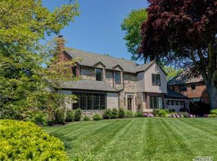 41 Aldershot Ln, Manhasset, NY 11030