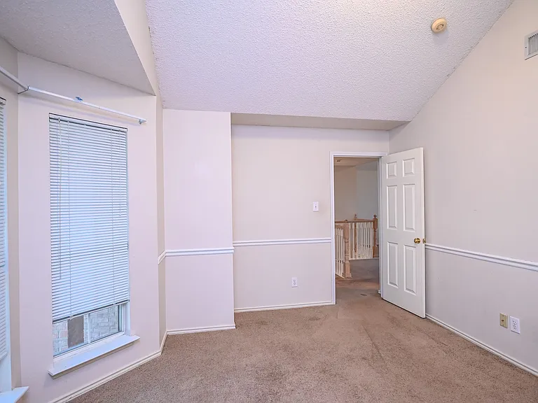2100 Newport Dr — Photo 32