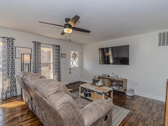5th image of 378 Lamb Dr