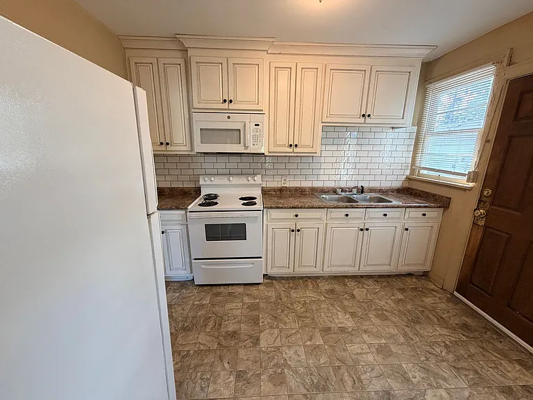 1211 N Oak St — Photo 12