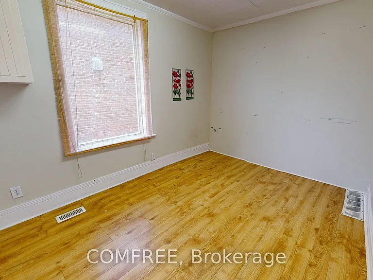 1405 King St E — Photo 2